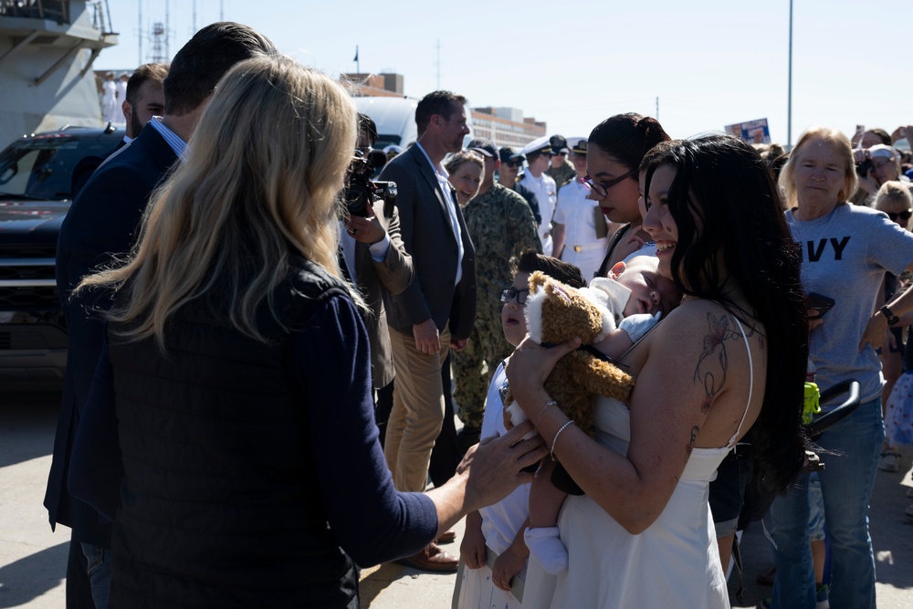 SW, Mrs. Hegseth Welcome Sailors Home