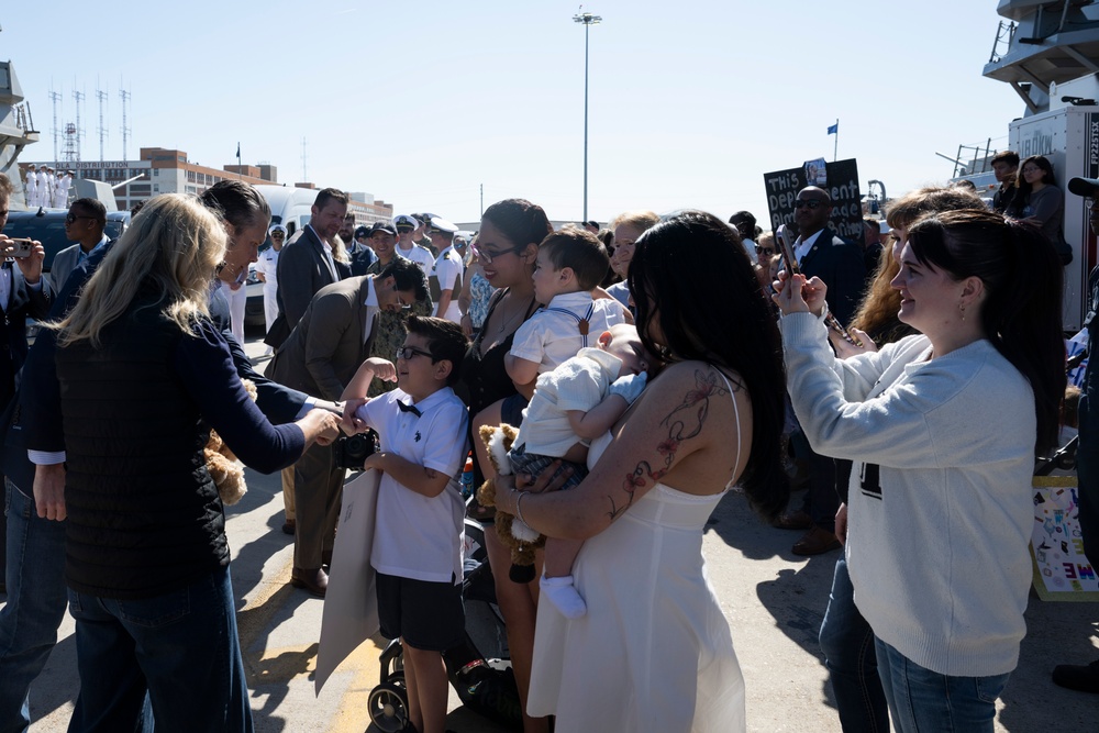 SW, Mrs. Hegseth Welcome Sailors Home