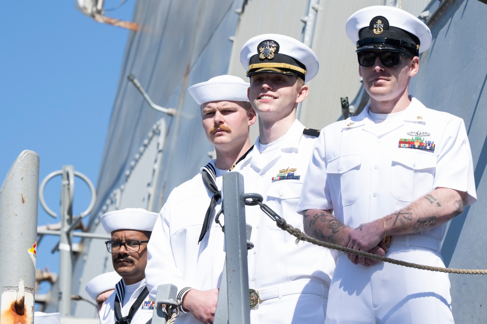 SW, Mrs. Hegseth Welcome Sailors Home