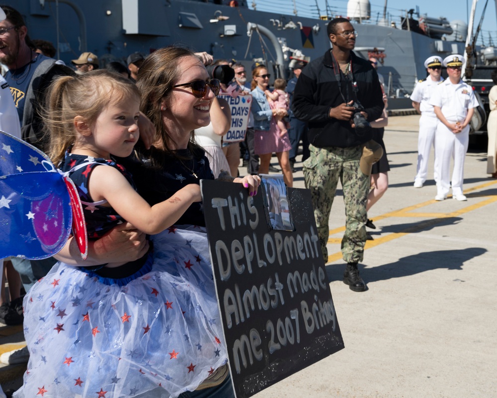 SW, Mrs. Hegseth Welcome Sailors Home