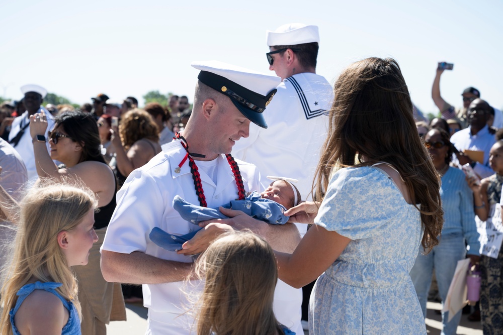 SW, Mrs. Hegseth Welcome Sailors Home
