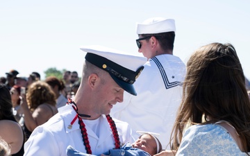 SW, Mrs. Hegseth Welcome Sailors Home