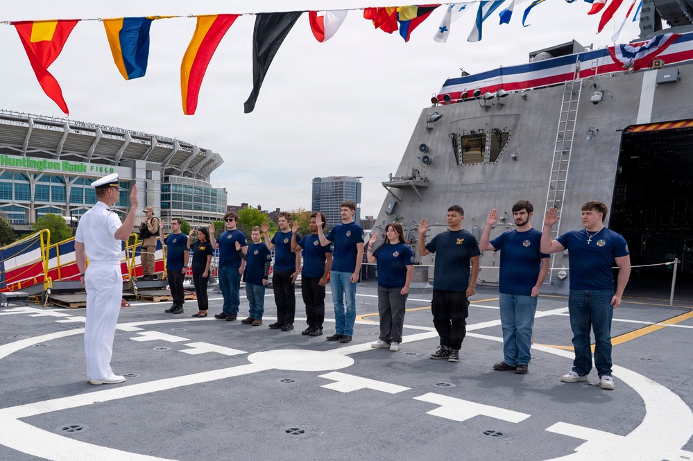Navy Talent Acquisition Group Ohio River Valley Holds Swearing in Ceremony Aboard Future USS Cleveland