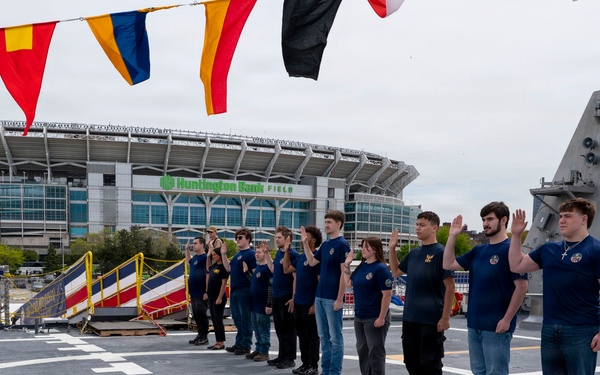 Navy Talent Acquisition Group Ohio River Valley Holds Swearing in Ceremony Aboard Future USS Cleveland