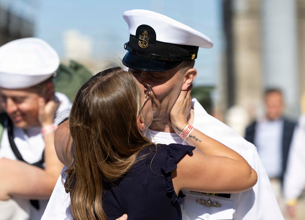 The World's Largest Aircraft Carrier Returns form Historic 11-Month Deployment