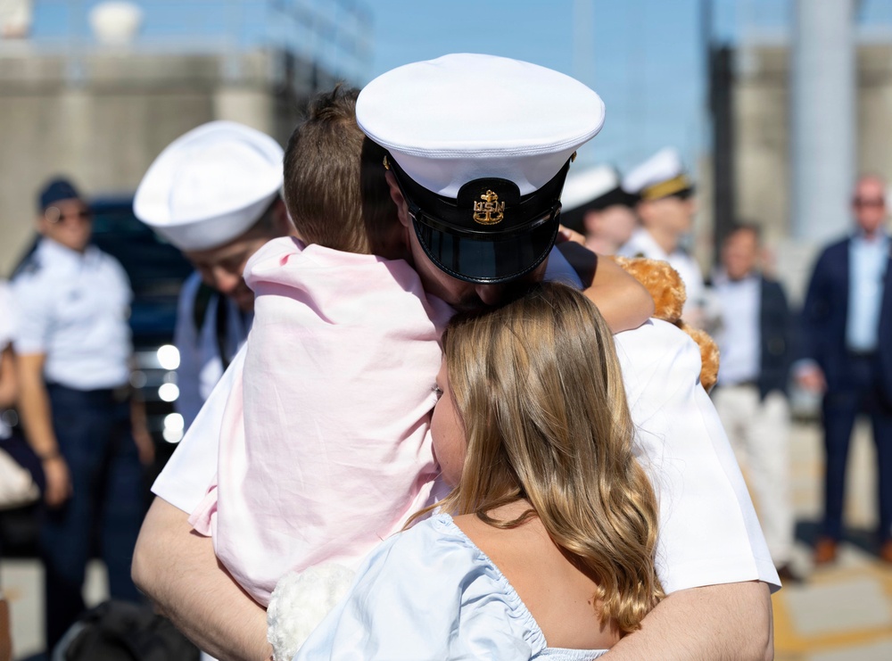 The World's Largest Aircraft Carrier Returns form Historic 11-Month Deployment