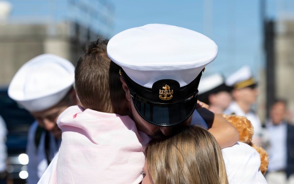 The World's Largest Aircraft Carrier Returns form Historic 11-Month Deployment