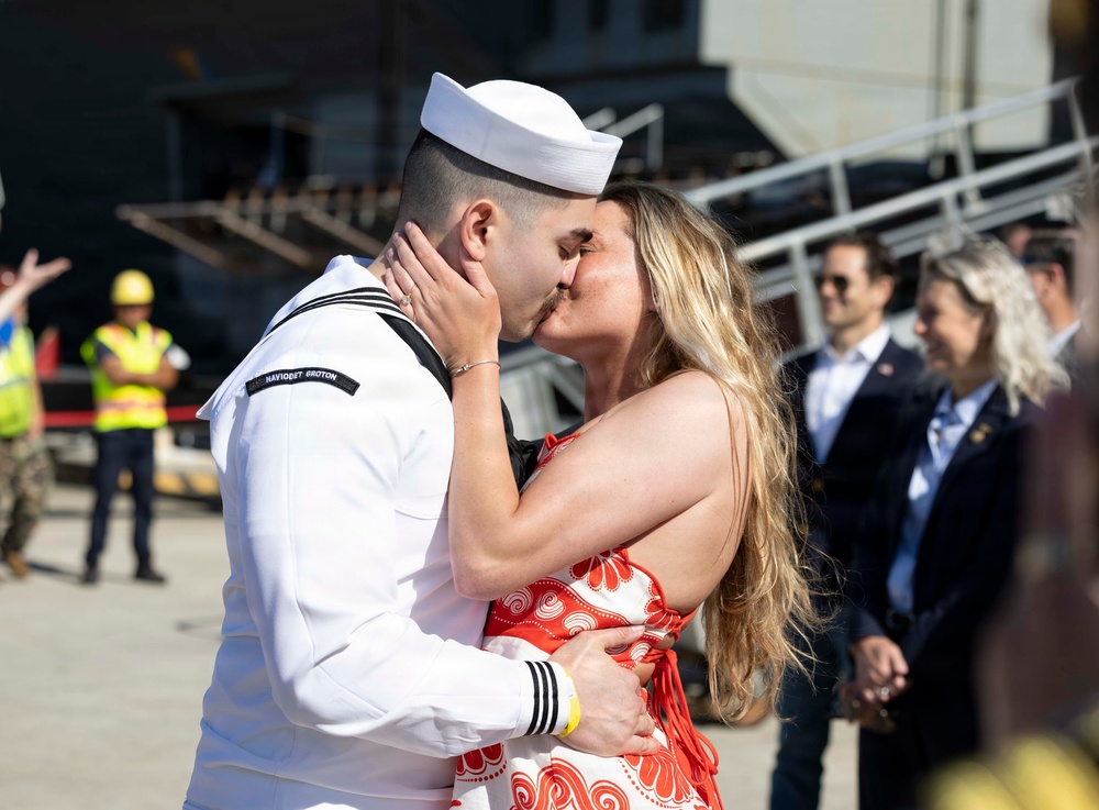 The World's Largest Aircraft Carrier Returns form Historic 11-Month Deployment