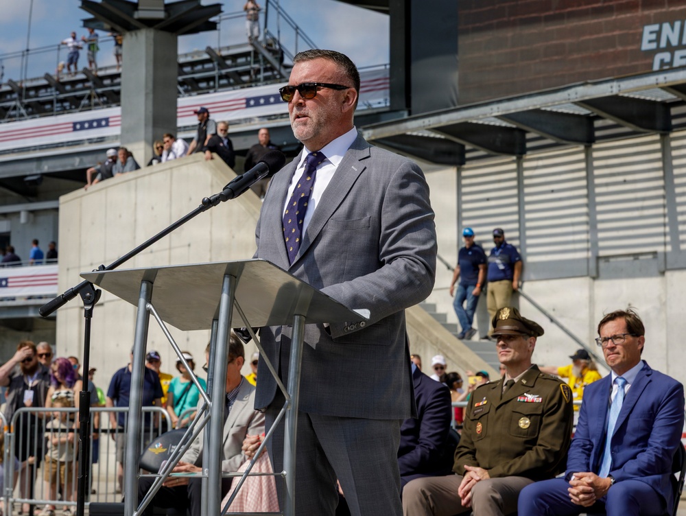 Michael Dodd Speaks to New Enlistees at Joint Enlistment Ceremony