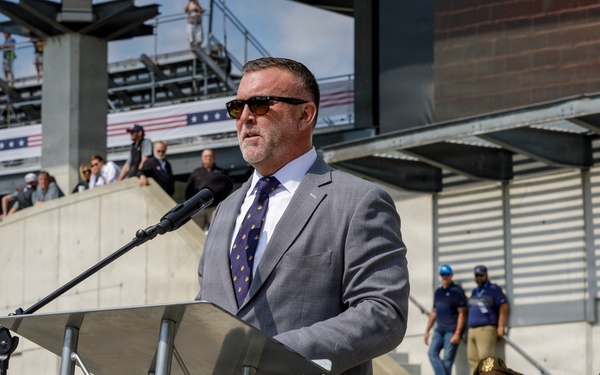 Michael Dodd Speaks to New Enlistees at Joint Enlistment Ceremony