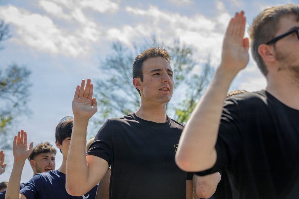 U.S. Army Enlistee Takes the Oath of Enlistment