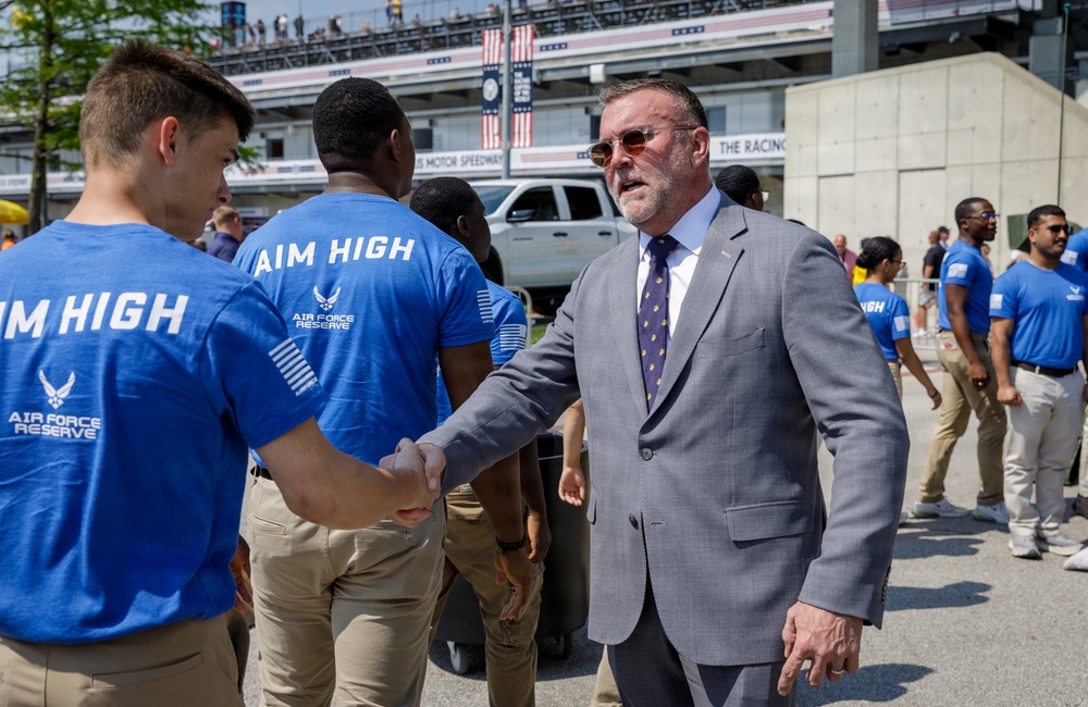 Michael Dodd Congratulates New Enlistees