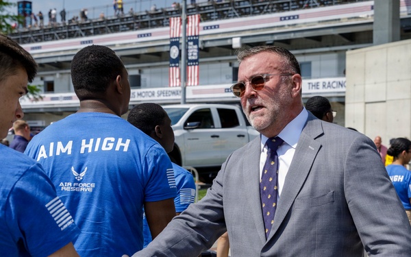 Michael Dodd Congratulates New Enlistees
