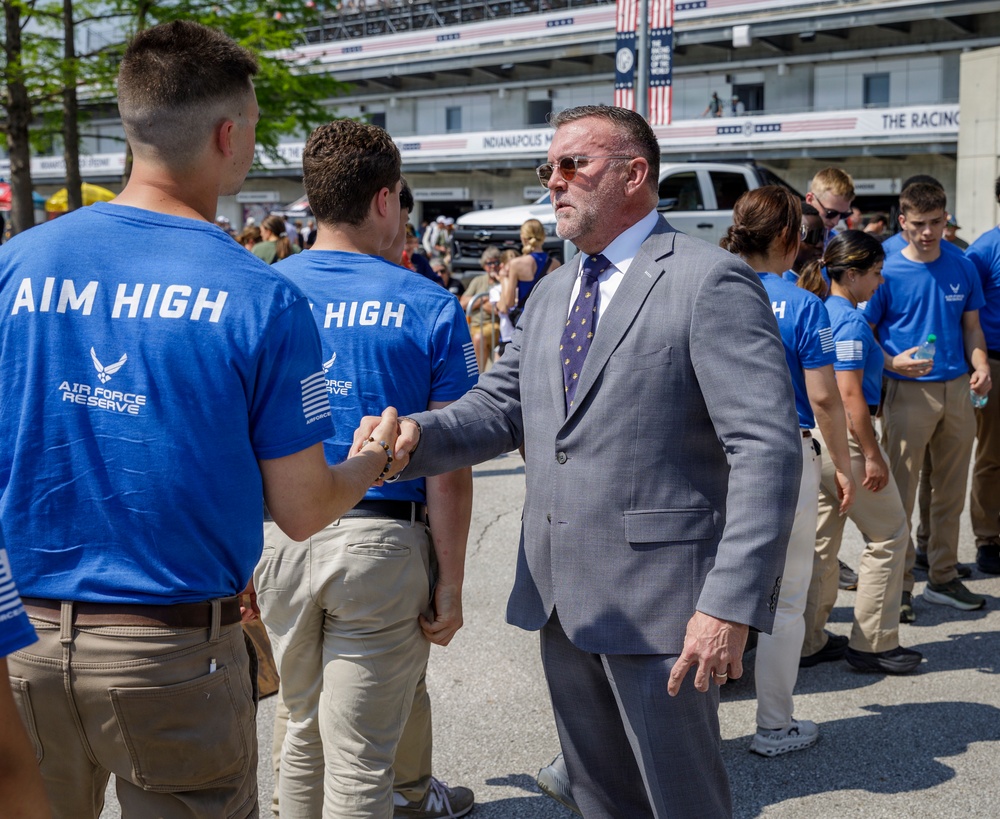 Michael Dodd Greets New Enlistees