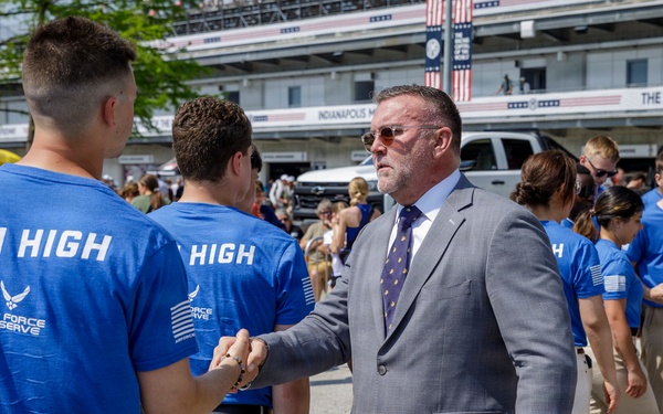 Michael Dodd Greets New Enlistees