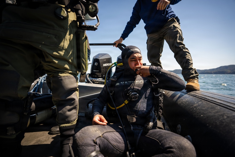 U.S., Republic of Korea, Australian Forces Conduct Joint Dive and Salvage Exercise in Jinhae