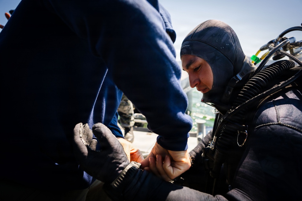 U.S., Republic of Korea, Australian Forces Conduct Joint Dive and Salvage Exercise in Jinhae