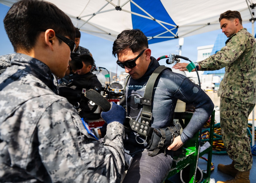 U.S., Republic of Korea, Australian Forces Conduct Joint Dive and Salvage Exercise in Jinhae