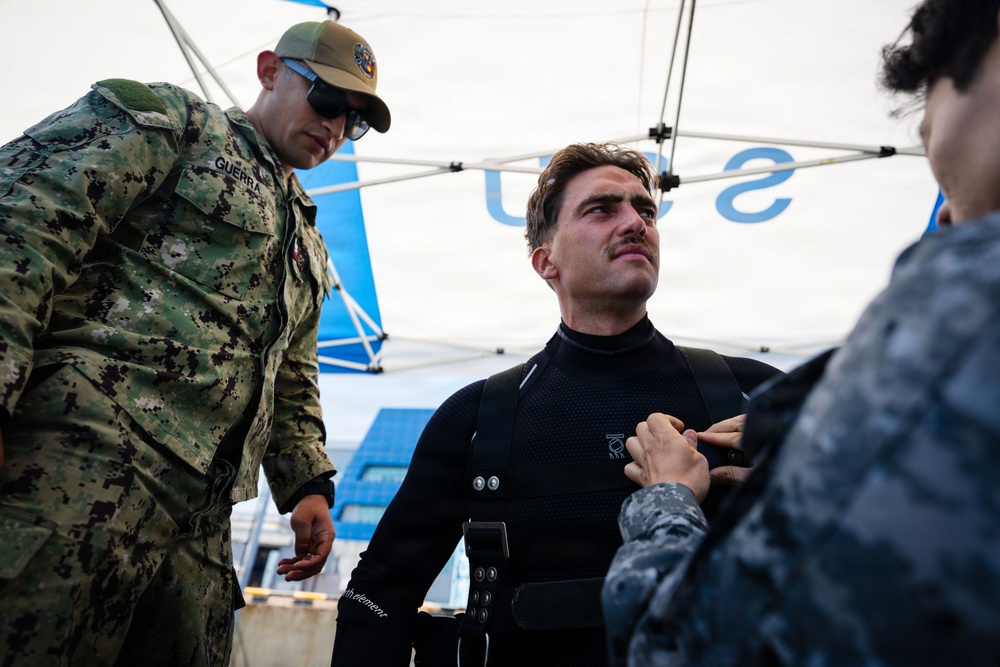 U.S., Republic of Korea, Australian Forces Conduct Joint Dive and Salvage Exercise in Jinhae