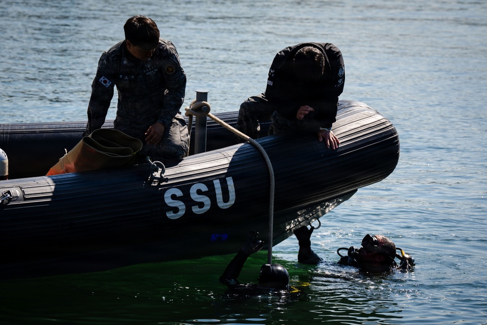 U.S., Republic of Korea, Australian Forces Conduct Joint Dive and Salvage Exercise in Jinhae
