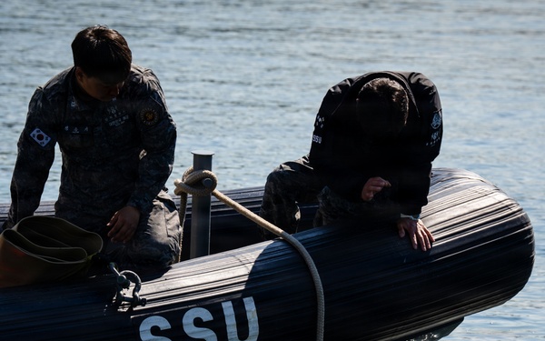 U.S., Republic of Korea, Australian Forces Conduct Joint Dive and Salvage Exercise in Jinhae