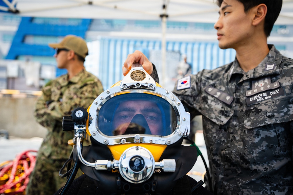 U.S., Republic of Korea, Australian Forces Conduct Joint Dive and Salvage Exercise in Jinhae