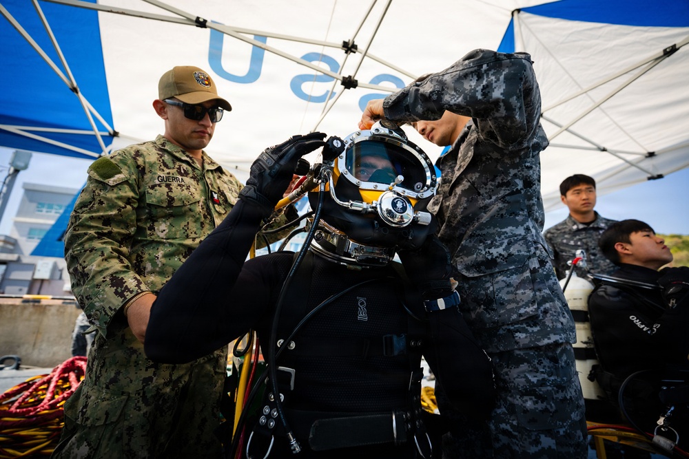 U.S., Republic of Korea, Australian Forces Conduct Joint Dive and Salvage Exercise in Jinhae