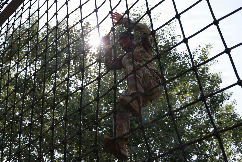SETAF-AF Soldiers complete obstacle course while stationed in Italy