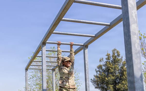 US Soldiers complete obstacle course while stationed in Italy