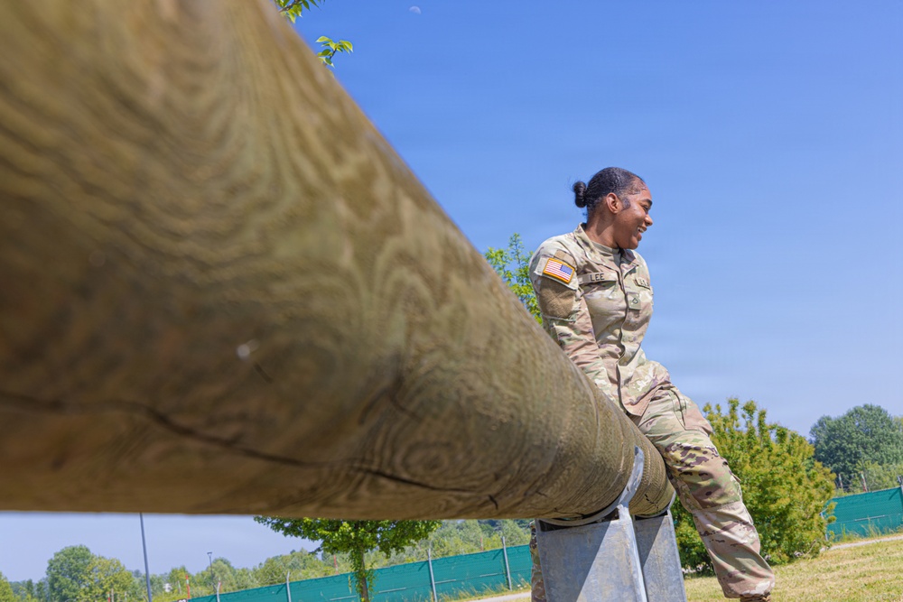 US Soldiers complete obstacle course while stationed in Italy