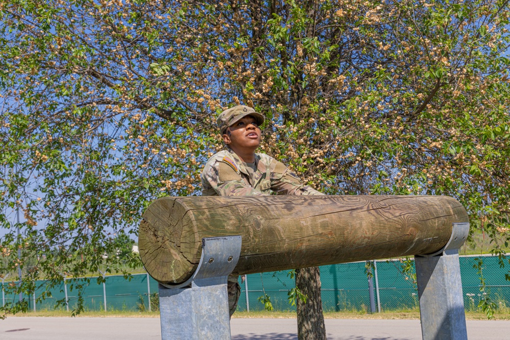 US Soldiers complete obstacle course while stationed in Italy