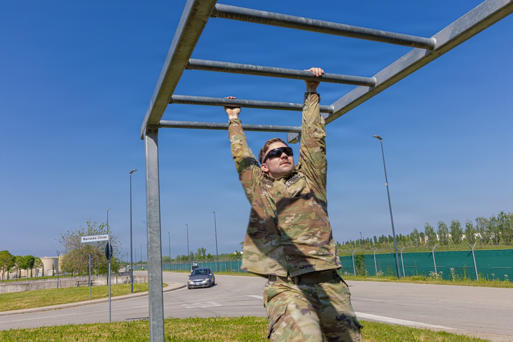 US Soldiers complete obstacle course while stationed in Italy