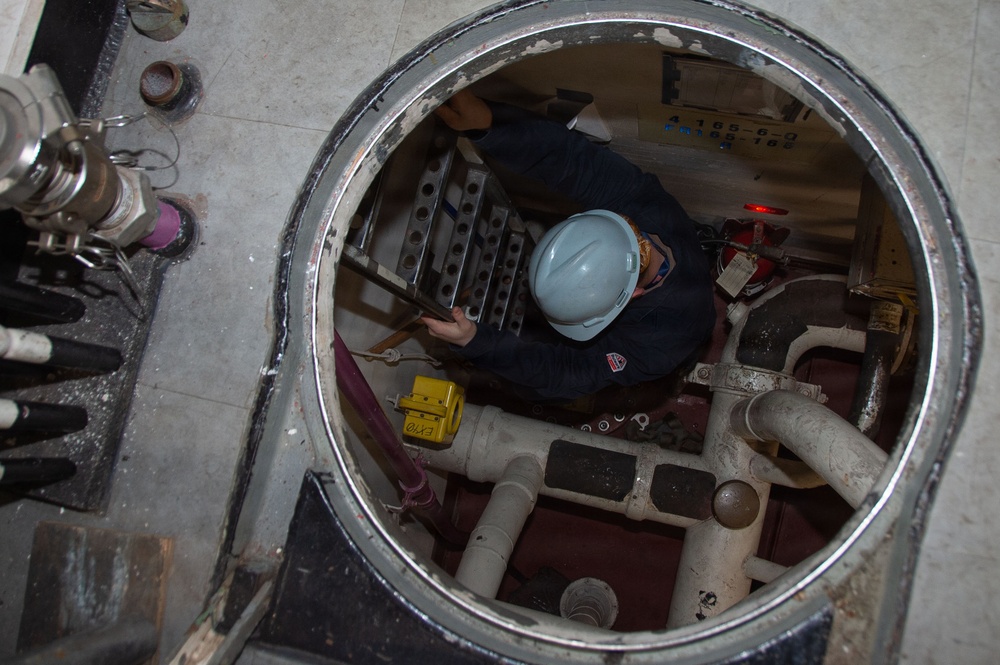 USS Ronald Reagan (CVN 76) Sailor Opens A Void Space