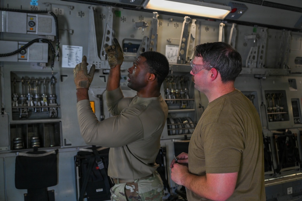 105th Airlift Wing C-17 Globemaster III maintenance