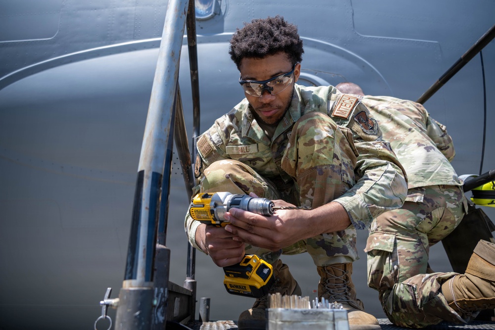 105th Airlift Wing C-17 Globemaster III maintenance