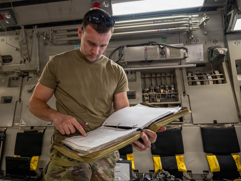 105th Airlift Wing C-17 Globemaster III maintenance