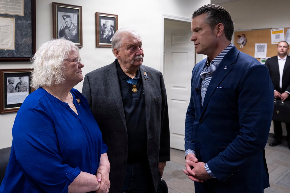 SECWAR Travels to Ft Campbell
