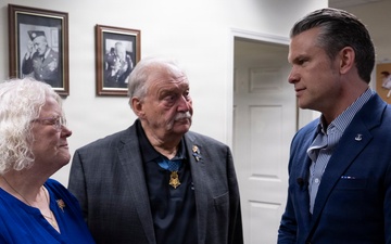 SECWAR Travels to Ft Campbell