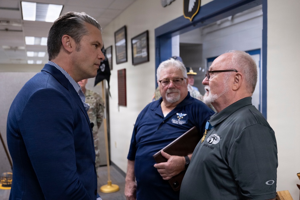 SECWAR Travels to Ft Campbell