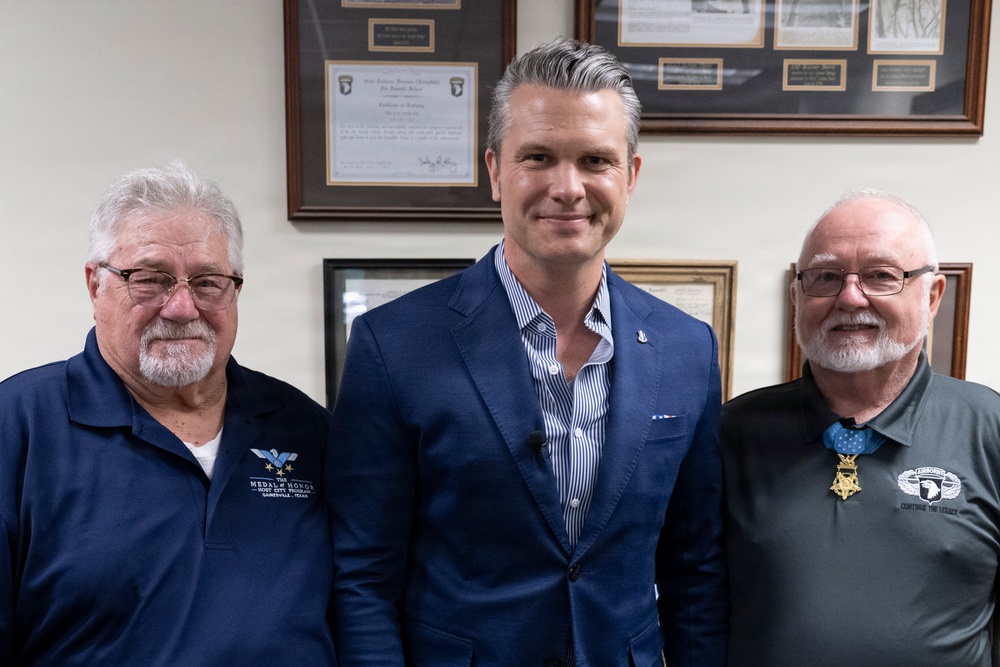 SECWAR Travels to Ft Campbell