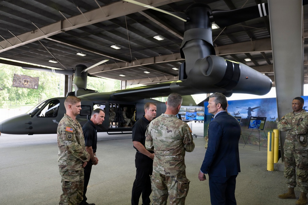 SECWAR Travels to Ft Campbell