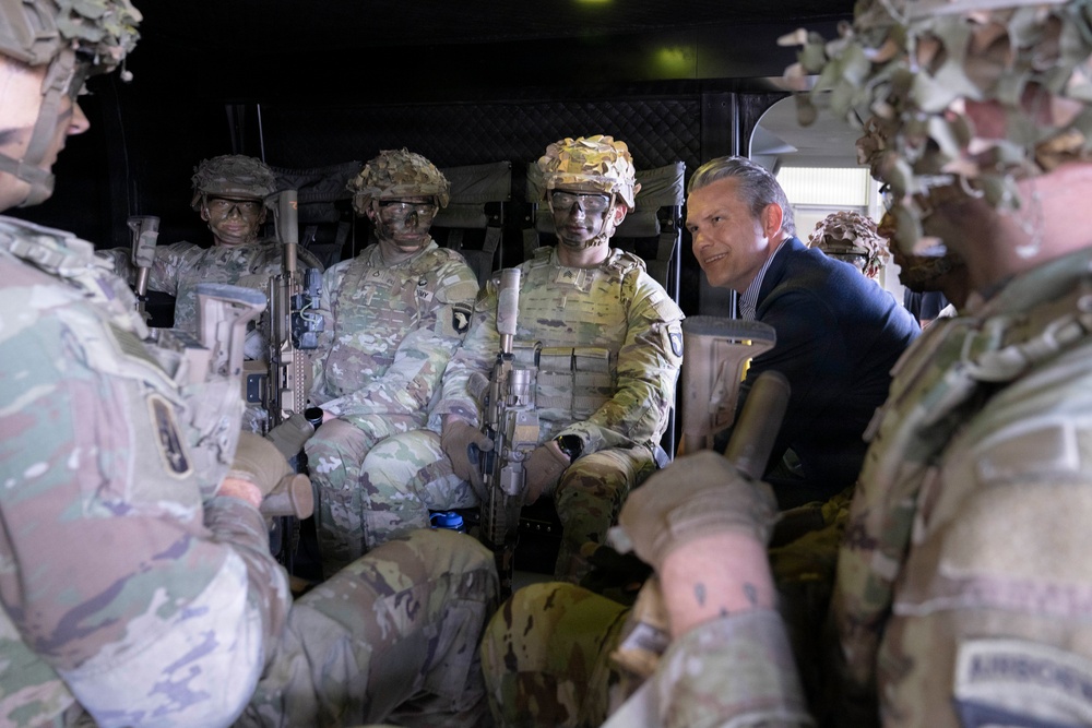 SECWAR Travels to Ft Campbell