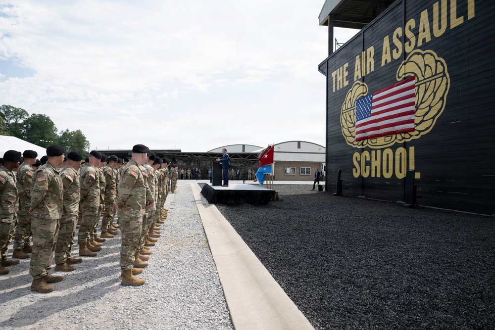 SECWAR Travels to Ft Campbell