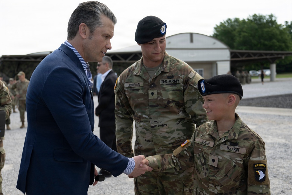 SECWAR Travels to Ft Campbell