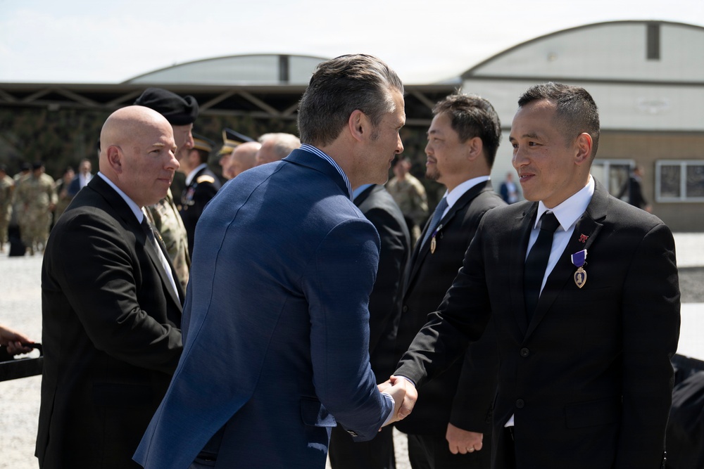 SECWAR Travels to Ft Campbell