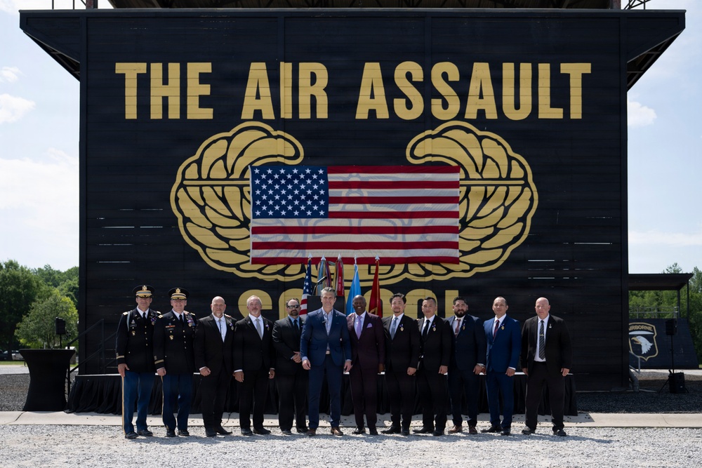 SECWAR Travels to Ft Campbell