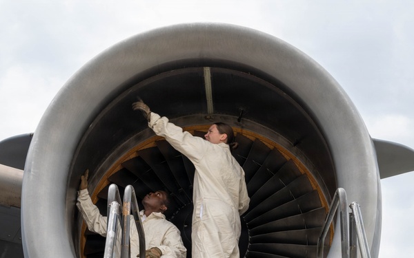 105th Airlift Wing C-17 Globemaster III maintenance