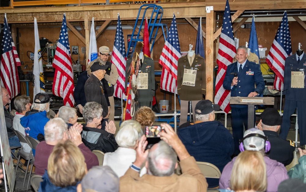 At 103, a B-17 pilot's story silences a room