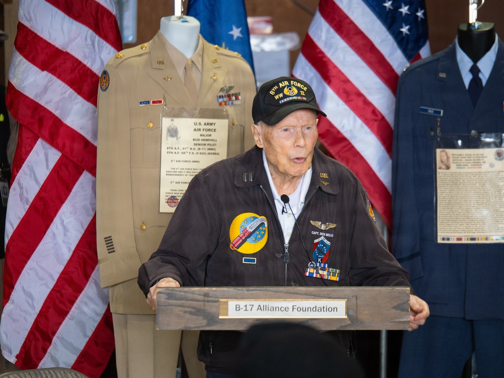 At 103, a B-17 pilot's story silences a room