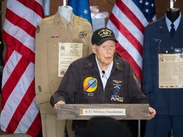 At 103, a B-17 pilot's story silences a room